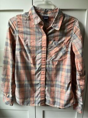 Patagonia Small Plaid Button-Down Shirt in Peach and Gray Size Small